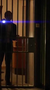 Bu, modern bir estetik için mükemmel bir ışık yansıması oluşturan soyut, karanlık bir görüntü.