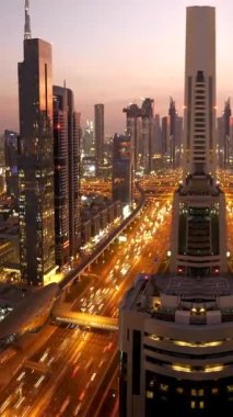 Dubais ufuk çizgisinin çarpıcı görüntüsü alacakaranlıkta aydınlandı, modern mimari ve canlı şehir yaşamını gözler önüne serdi..