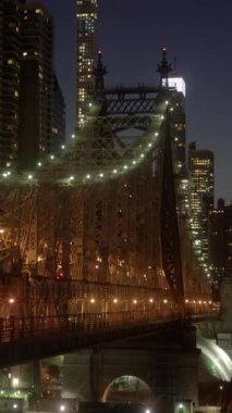 Şehir köprüsünün nefes kesen ufuk çizgisine karşı parlak ışıklarla aydınlatılmış göz kamaştırıcı gece manzarası.