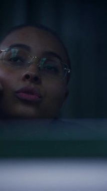 Derinden odaklanmış bir birey, bir telefon görüşmesi yapıyor. Yumuşak ve loş bir çevrede derin düşüncelere dalıyor.