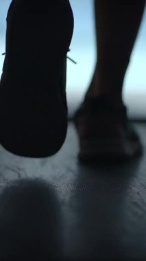 Hareket halindeki bir koşucunun dinamik hareketini yakalamak, hem hızı hem de olağanüstü atletizmi vurguluyor.