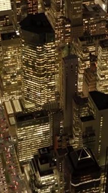 Sayısız parlak ışıkla aydınlatılan canlı bir şehrin çarpıcı hava görüntüsü, zarif bir şekilde şehir yaşamını gözler önüne seriyor.