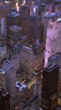 Göz kamaştırıcı bir hava görüntüsü, gece güzelce aydınlatılan hareketli ve canlı bir şehrin siluetini yakalar.