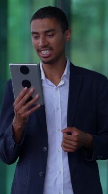 İnanılmaz derecede yetenekli bir profesyonel modern bir ortamda tablet kullanarak içeriği hevesle sunar.