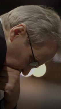 Ciddi bir tartışma sırasında çekilen düşünceli bir an, karar verme sürecinde derin bir değerlendirmeyi gösteriyor.