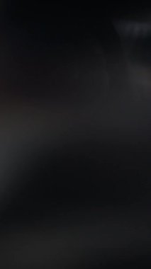 Seyirciler için ilgi çekici ve sürükleyici bir atmosfer yaratan bir figürün büyüleyici düşük ışık portresi.