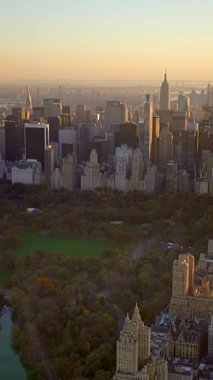 Nefes kesen bir hava manzarası Central Park 'ın üzerindeki güzel gündoğumunu ve Manhattan siluetini yakalıyor.