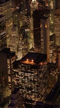 Bu göz kamaştırıcı bir hava manzarası. Canlı ve hareketli bir şehir silueti. Geceleri güzelce aydınlatılıyor.