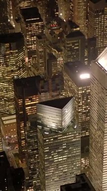 Gece boyunca sayısız göz kamaştırıcı ışığın aydınlattığı canlı bir şehri gözler önüne seren hayranlık verici bir hava manzarası.