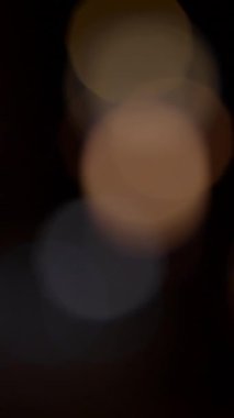 Büyüleyici ve büyüleyici bir şekilde bulanık bir görüntü. Bu görüntü, eşsiz bir bokeh efektli, canlı bir gece lambası dizisi sergiliyor.