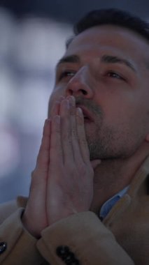 Hareketli bir ortamda, düşünceli bir birey içsel bir düşünceyi yakalamak için derin bir çaba sarf eder.