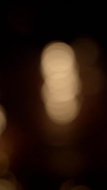 Çekici soyut Bokeh ışıkları, izleyiciyi büyüleyen ve büyüleyen rüya gibi, yumuşak bir odak etkisi yaratır.