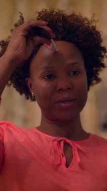 Bir kadın samimi bir tartışma içinde, samimi ve sıcak bir ortamda derin duygularını sergiliyor.