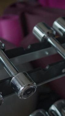 Bu şık dambıllar canlı bir fitness ortamında enerjik bir egzersiz için hazırlar.