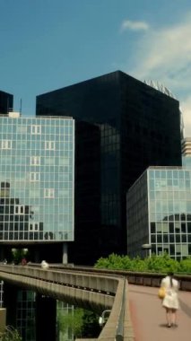 Çağdaş binaların çarpıcı bir görüntüsü gösterişli, modern tasarım yayaları davet eden yolların yanında