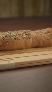 Tahtadaki sade susamlı ekmek. Yemek fotoğrafçılığı ve yemek deneyimini geliştirmek için mükemmel.
