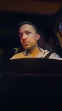 Bir adam gece boyunca araba sürüyor, iç gözlem anlarını ve şehir gece hayatının özünü yakalıyor.