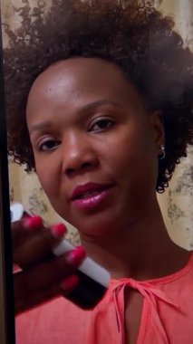 Görüntü, kendine güvenen bir kadının benzersiz doğal güzelliğini ve tarzını gösteren yakın çekimini gösteriyor.