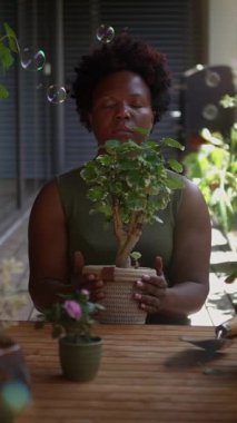 Ev bitkilerini beslemek, farkındalığı arttırmak ve kişisel refahı arttırmak için huzurlu bir an.