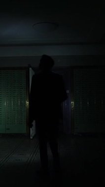 Gizemli ve karanlık bir giriş, yemyeşil kapıların yanında uzanan gölgelerle, derin entrikalar çağrıştırıyor.
