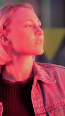 Dinamik şehir ortamındaki parlak ve neon ışıkların aydınlattığı kesinlikle büyüleyici bir portre.