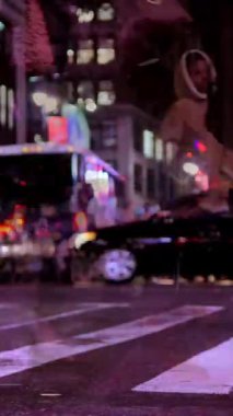 Güzel bulanık bir şehir gece sahnesi hareketli bir aracı canlı, renkli ışıkların arasında sergiliyor.