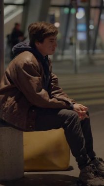 Düşünceli Genç Adam Tren İstasyonunda Kayboldu Yalnız Endişeli Bekliyor 