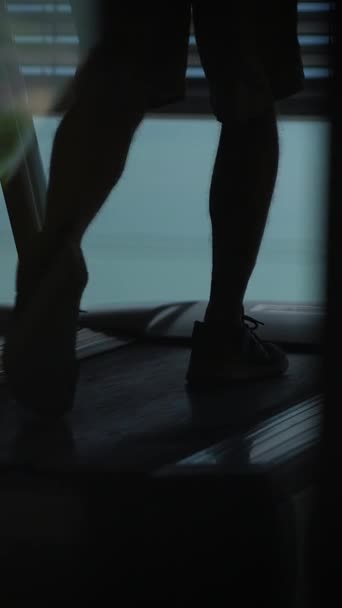 Un tir dynamique et énergique capturant un pied de coureur en mouvement rapide sur un tapis roulant, symbolisant la forme physique et la santé