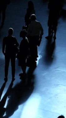 Canlı hareket eden bireylerin dinamik siluetleri, kentsel hareketi ve etkinliği güzel bir şekilde gösteriyor.