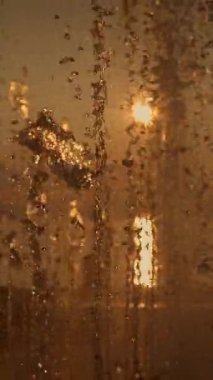 Artan su damlacıklarının arasından süzülen güneş ışığının çarpıcı görüntüsü büyüleyici bir etki yaratıyor..