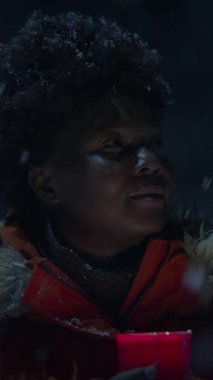 Kararlı bir karakter kalın bir kışlık ceketle sımsıkı sarılıp etraftaki sert soğuk ortama göğüs gerdi.