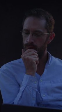 Profesyonel bir adam derin düşüncelere dalmış sakin ve sakin bir ortamda yenilikçi fikirleri yansıtıyor.