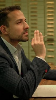 Kendini işine adamış bir işadamı önemli bir toplantıya özenle katılır, profesyonellik ve sarsılmaz bir odak noktası yayar.