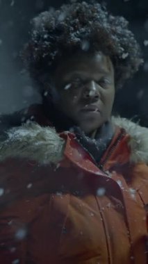 Düşünceli bir birey, karlı bir arazide tek başına durup kış yansımalarının gerçek özünü yakalar.