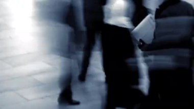 Bu eser, yoğun bir şehir ortamında enerji ve akıcılığı vurgulayan insanların canlı hareketlerini gösteriyor.