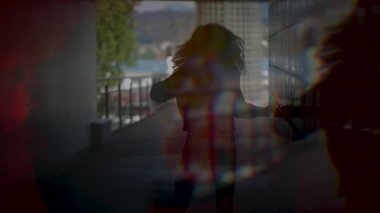 Siluetli bir figür, hareketli bir kentsel alanda zarif bir şekilde yürüyor, karmaşık bir şekilde gizem ve güzelliği harmanlıyor.