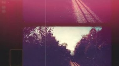 Bereketli yeşilliklerin arasına yerleşmiş demiryolu raylarının huzurlu ve huzurlu görüntüsü nostalji duygusunu uyandırıyor.