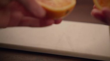 Kırsal ahşap bir yüzeyde boş bir etiketin yakın çekimi, yaratıcı etiketleme veya fiyatlandırma için mükemmel