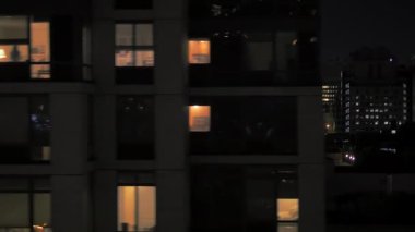 Nefes kesici ve çarpıcı bir gece silueti canlı şehir atmosferiyle parıldayan pencereler sergiliyor.