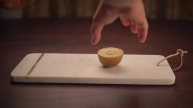 Aperatifler, şarküteri ya da sergi için ideal mermer servis panosu. Mutfak dekorasyonu için mükemmel..