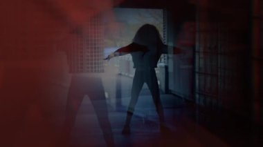 Çarpıcı bir siluet, karamsar ve güzel aydınlatılmış bir ortamda tutkuyla dans ediyor.