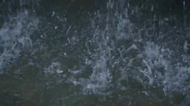 Yağmur damlalarının yakın çekim görüntüsü su yüzeyinde güzel sıçramalar yaratıyor, doğal güzellikleri yakalıyor.