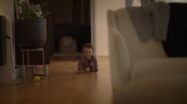 Bu büyüleyici görüntü yerde sürünen bir bebeği yakalıyor, sıcak ve davetkar bir ev ortamını güzel bir şekilde gösteriyor.