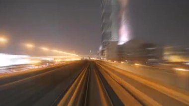 Kesinlikle çarpıcı bir şehir manzarası. Görüntüler hareketliliği ve geceleri şehrin canlı ışıklarını bulanıklaştırıyor.