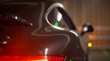 Çağdaş bir otoparkta modern tasarım özelliklerini ön plana çıkaran şık bir araba,