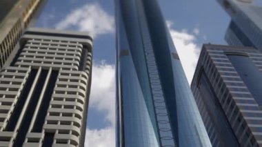 Güneşli bir günde, modern kentsel mimari tasarıma örnek olarak gökdelenler yükseliyor.