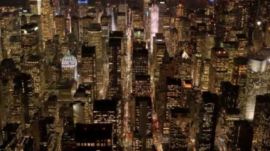 Parlak gökdelenleri ve hareketli caddeleriyle New York City 'nin gece gökyüzü manzarası nefes kesici..