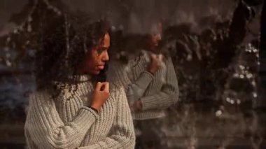 Bir kadın büyüleyici dans yoluyla derin duygular ifade eder, büyüleyici sualtı yansımalarıyla ustalıkla yakalanır.