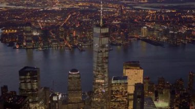 New York 'un nefes kesici gece manzarası ikonik One World Trade Center' ı ve canlı şehir ışıklarını gözler önüne seriyor