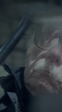 Kısmen gizli bir nesneye ilgi çekici bir bakış, düşük ışıkta gizem ve merak hissi uyandırır.